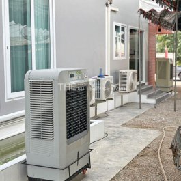 เช่าพัดลมไอเย็นเสริมความเย็นให้กับลานกลางแจ้งหน้าบ้าน