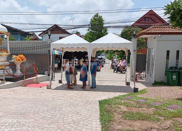 ติดตั้งเต็นท์ทรงปิรามิดขาวสำหรับงานบวงสรวงกลางแจ้งเพื่อกันแดด ขนาด 2x2 เมตร