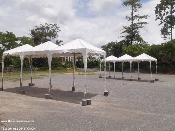 จัดเรียงเต็นท์ผ้าใบขาวทรงพีระมิดสำหรับออกงาน ขนาด 2x2 เมตร