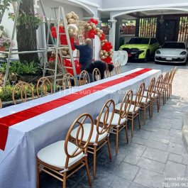 จัดงานเลี้ยงที่บ้าน เช่าโต๊ะเก้าอี้ชิวารีโรสโกล สำหรับจัดเลี้ยงรับรองแขก ธีมงานสีแดงทอง
