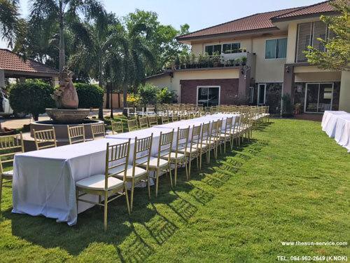 ชุดโต๊ะเก้าอี้สีทอง long table สำหรับรองรับแขกในสวน
