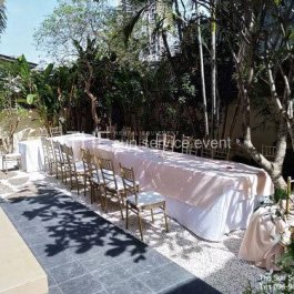 ชุดโต๊ะพร้อมเก้าอี้ชิวารีทองสำหรับจัดงานเลี้ยงที่บ้าน