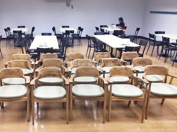 เก้าอี้ไม้ให้เช่าพร้อมเบาะสีเบจ สำหรับจัดงานประชุม