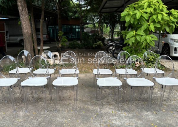จัดเรียงเก้าอี้ใสแบบหน้ากระดานสำหรับจัดงานเลี้ยง