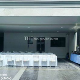 ชุดโต๊ะเก้าอี้ long table เข้าคู่กับเก้าอี้คริสตัลใส สำหรับจัดเลี้ยง