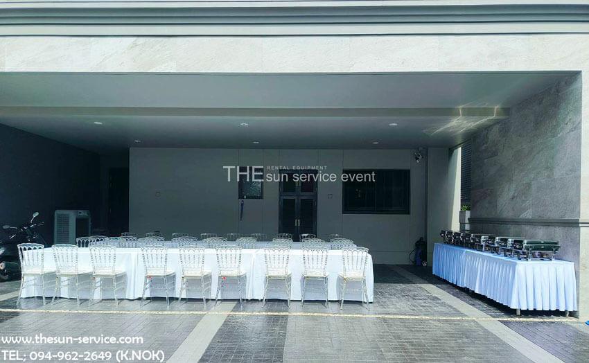 เช่าชุดโต๊ะเก้าอี้-คริสตัล-1 ชุดโต๊ะเก้าอี้ long table เข้าคู่กับเก้าอี้คริสตัลใส สำหรับจัดเลี้ยง