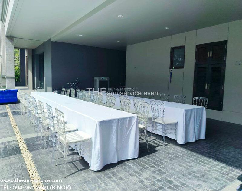 เช่าชุดโต๊ะเก้าอี้-คริสตัล-2 งานติดตั้งโต๊ะเหลี่ยมคลุมผ้า พร้อมเก้าอี้ชิวารีคริสตัลใส จัดโต๊ะแบบยาว